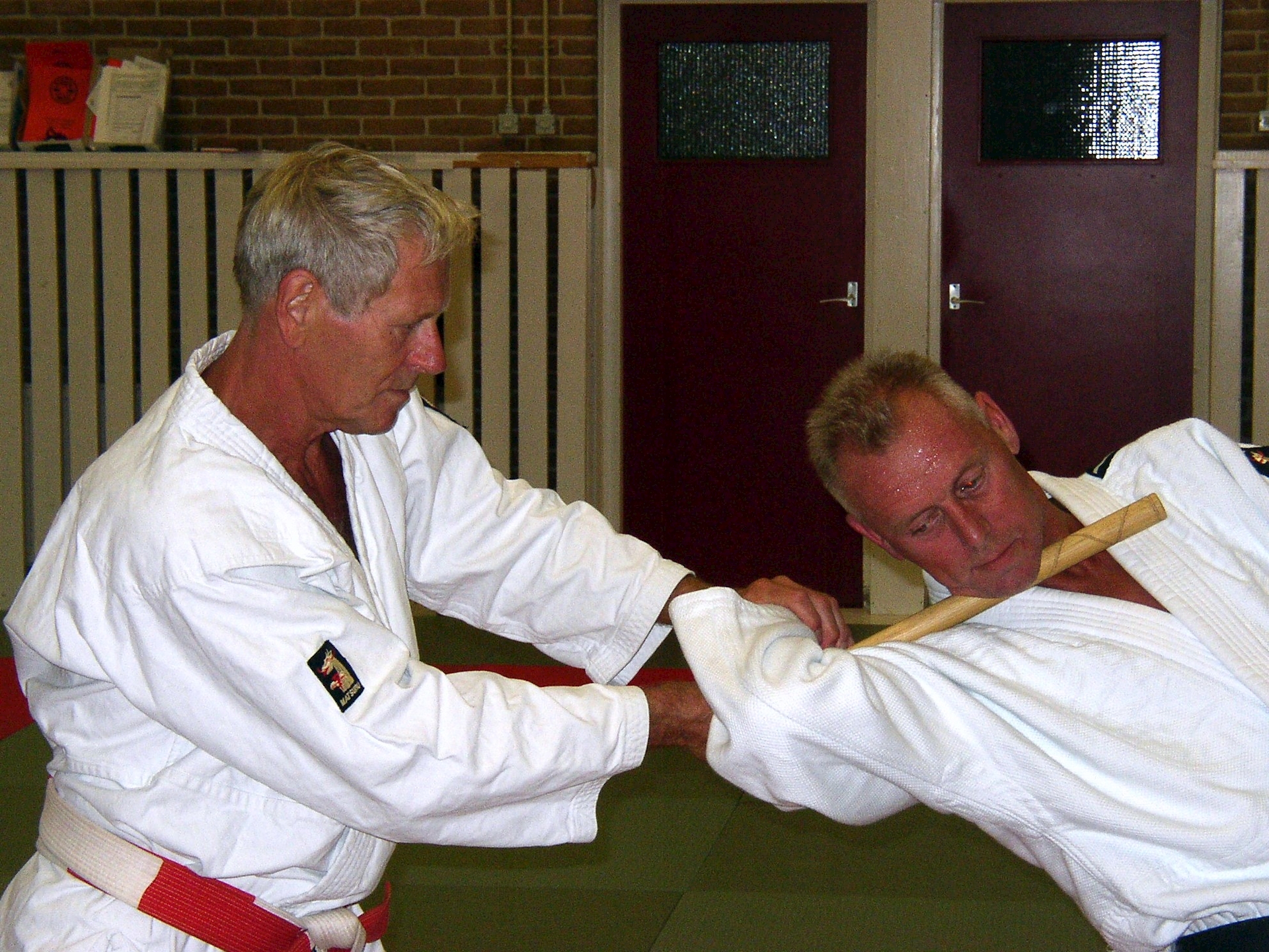 2. Jiu-Jitsu Hoge Ude-Garami met de stok.jpg